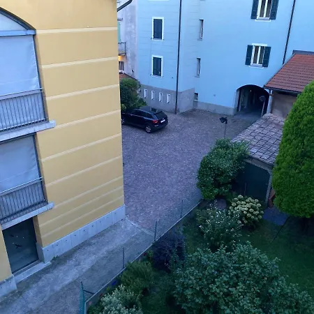 Yellow House בית הארחה *